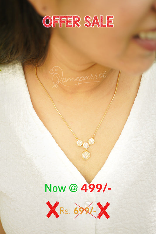 Short white four bud necklace