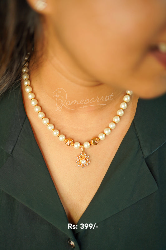 Short Pearl chain